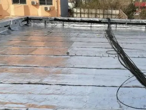 临县卫生间漏水维修公司分享下临县屋面楼顶防水刚性防水层施工要点。